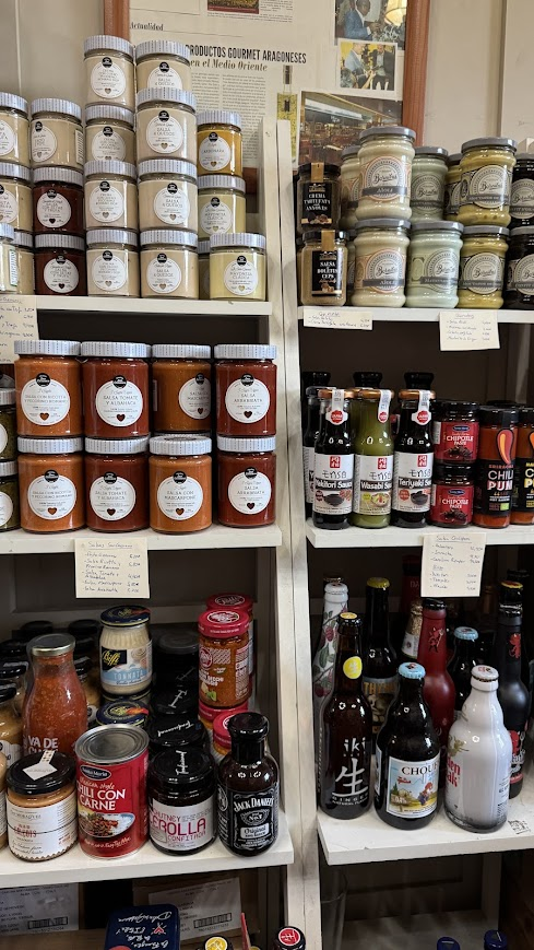 Estanterías de la tienda Gourmet Altafulla con salsas, mostazas y bebidas