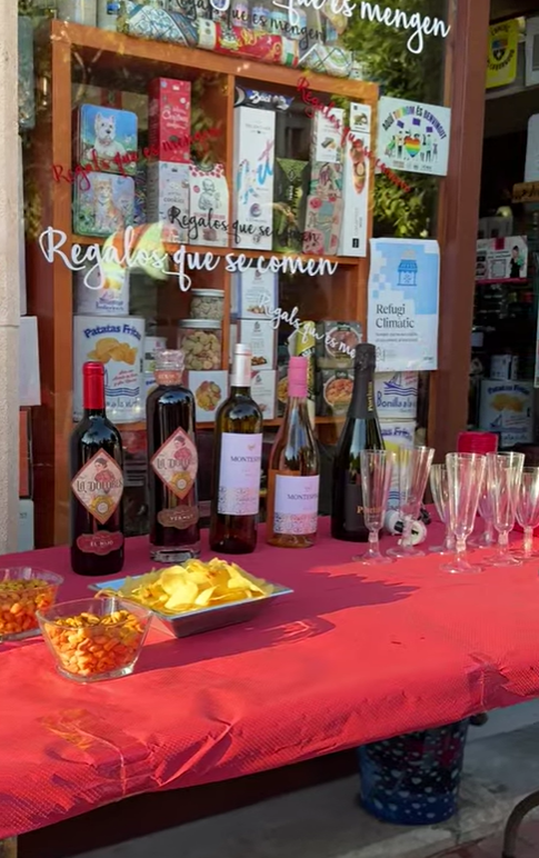 Degustación de vinos y productos gourmet en la tienda Gourmet Altafulla