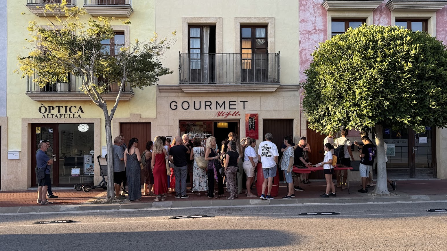 Exterior de Gourmet Altafulla con clientes durante una degustación