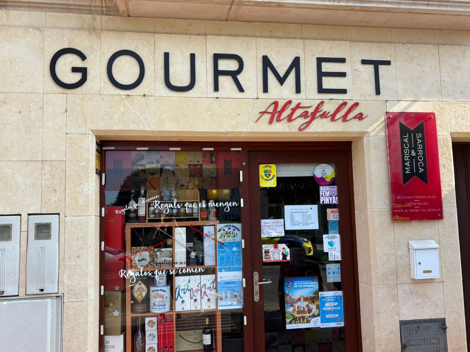 Interior de Gourmet Altafulla lleno de productos gourmet seleccionados