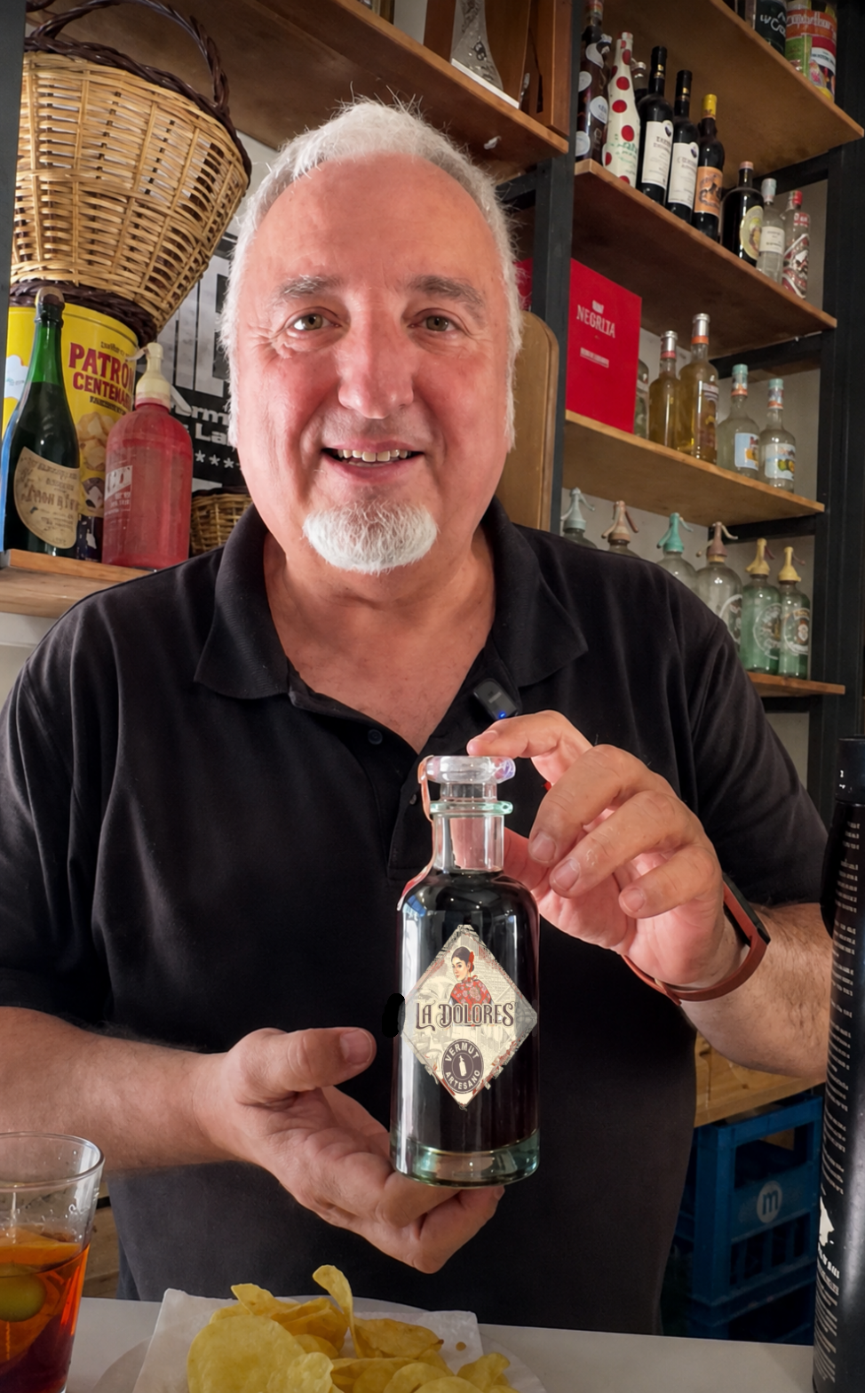 El propietario de Gourmet Altafulla mostrando un licor artesano Dolores